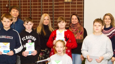 Schulsiegerin Magdalena Sauer (vorne sitzend) mit den weiteren Vorlesern (von links) Paul Spiersch, Julian Zwolan, Emilie Berschneider und Max Eder. Mit auf dem Bild sind (hinterste Reihe, von links) Klassenlehrer Bernd Bergler, Rektorin Sabine Graser sowie die Lehrerinnen Kristina Grünauer und Anna Graß. (Bild: Jochen Neumann/exb)