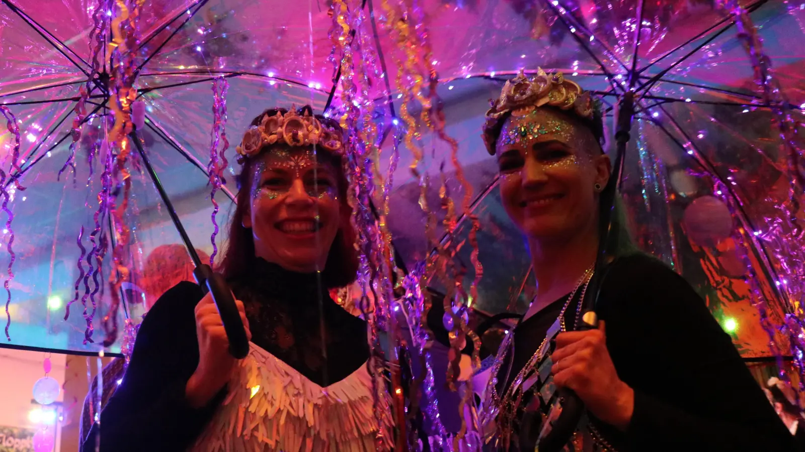 Fantasievolle Masken sind zu bewundern beim Frauenfasching in Sorghof. (Bild: Willi Ertl)