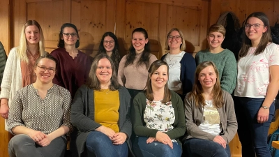 Eine neue Führung hat der Ring junger Landfrauen. Von links, stehend: Lucia Heger, Franziska Weiß, Laura Frank, Johanna Schmeller, Nadine Müller, Helene Härtl, Katharina Wölfl. Vorne von links, sitzend: Annalena Laugwitz, Eva Schaumberger, Franziska Dietz, Julia Fischer. Es fehlt: Janine Wührl.<br> (Bild: Ring junger Landfrauen Tirschenreuth/exb)