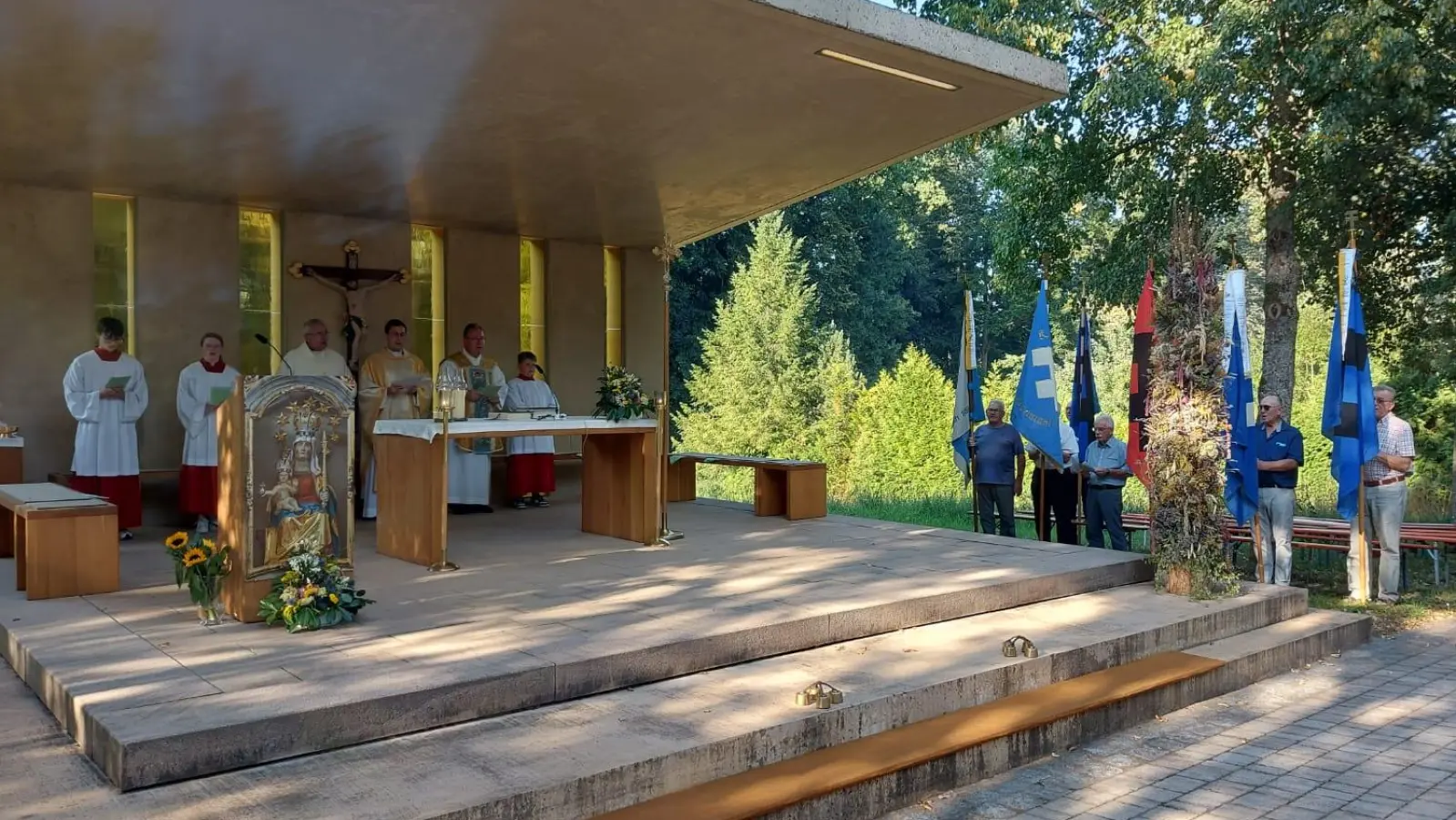 Sechs Ortsgruppen waren mit Mitgliedern und Fahnen zum Gottesdienst gekommen. (Bild: Marianne Moosburger)
