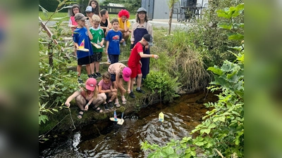 Zusammen mit dem Pumuckl und „Meister Eder” testeten die Mädchen und Buben im Flötzbach ihre selbstgebauten Pumuckl-Boote. Bei der Ferienprogramm-Veranstaltung der Katholischen Öffentlichen Bücherei Immenreuth drehte sich einen Nachmittag lang alles um den kleinen Kobold. (Bild: Anita Reichenberger)