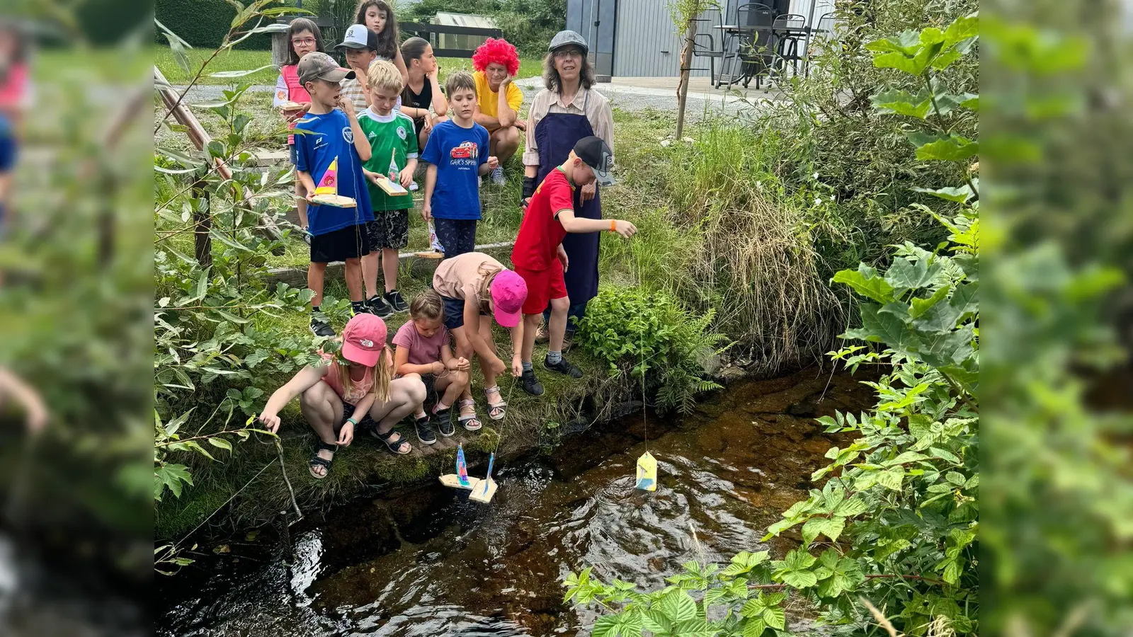 Zusammen mit dem Pumuckl und „Meister Eder” testeten die Mädchen und Buben im Flötzbach ihre selbstgebauten Pumuckl-Boote. Bei der Ferienprogramm-Veranstaltung der Katholischen Öffentlichen Bücherei Immenreuth drehte sich einen Nachmittag lang alles um den kleinen Kobold. (Bild: Anita Reichenberger)