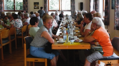 Die Seniorengruppe St Josef u. St. Anna hatten zum Landkreisweiten Senioren-Café eingeladen. (Bild: Anneliese Fiedler)