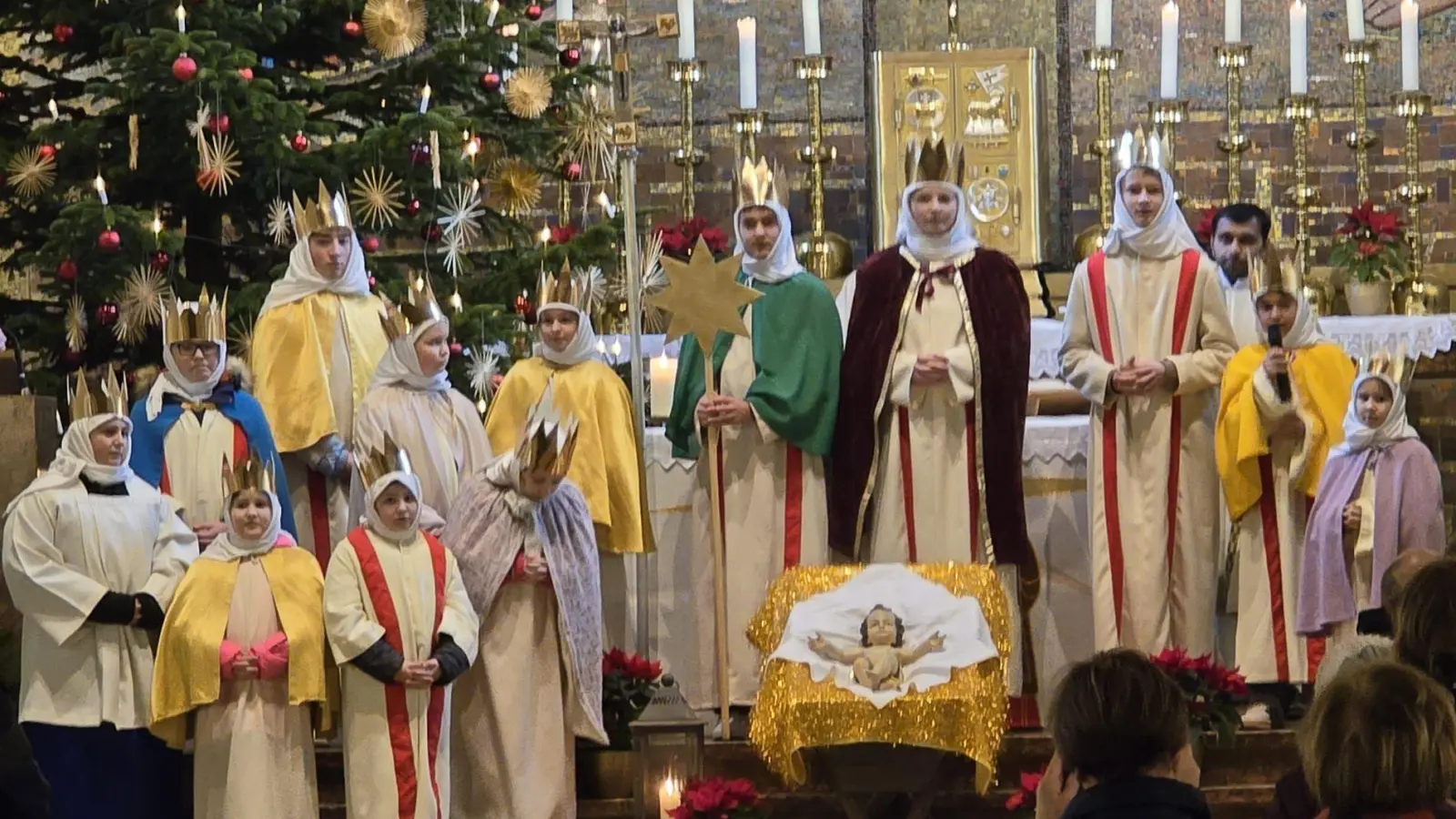 Die Sternsinger überreichten am Dreikönigstag in der Herz Jesu Kirche die gesammelten Spenden an die Geistlichen.  (Bild: Ingo Kraus )