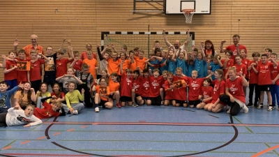 Die erfolgreichen Spieler beim Grundschulwettbewerb Handball des Schulamtsbezirk Weiden/Neustadt. (Bild: Matthias Werner/exb)