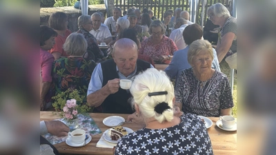 Zwischen den beiden Ulrichskirchen in Wilchenreuth wird gefeiert (Bild: Linda Schmauß)