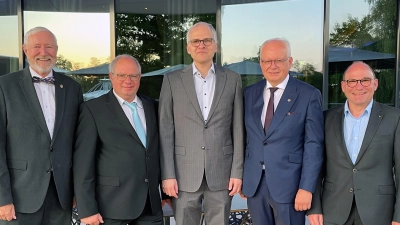 Führungswechsel beim Lions Club Weiden mit Clubsekretär Gerard Ivey-Frank (von links), Past-Präsident Elmar Grosser, Neumitglied Daniel Sindersberger, Präsident Dr. Franz Wach und Vizepräsident Prof. Dr. Alexander Schuh. (Bild: Stefan Zaruba)