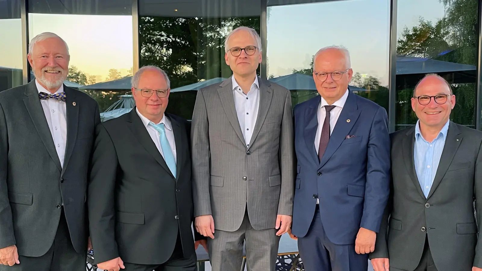 Führungswechsel beim Lions Club Weiden mit Clubsekretär Gerard Ivey-Frank (von links), Past-Präsident Elmar Grosser, Neumitglied Daniel Sindersberger, Präsident Dr. Franz Wach und Vizepräsident Prof. Dr. Alexander Schuh. (Bild: Stefan Zaruba)