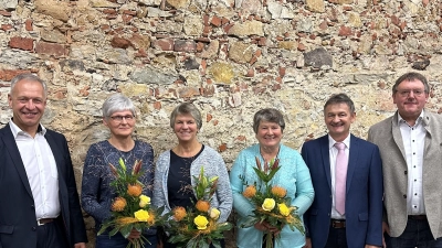 Bürgermeister Hans-Martin Schertl (rechts) und 2. Bürgermeister Thorsten Grädler (links) gratulierten Gertraud Schertl zum 25-jährigen Dienstjubiläum. Hildegard Ringer, Hildegard Irlbacher und Jochen Kontny (von links) wurden in den Ruhestand verabschiedet. (Bild: Stefanie Gradl)