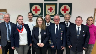 Die neu gewählte Vorstandschaft de Erbendorfer Wasserwacht mit Gästen Von links: Bürgermeister Reger, Natascha Heining, Johannes Lehner, Viktoria Seiler, Achim Wißgott, Dr. Jochen Zebisch, Thomas Seiler, Ralph Zintl und Stv. BRK-Kreisvorsitzende Eva von Podewils (Bild: Sven Lehner)