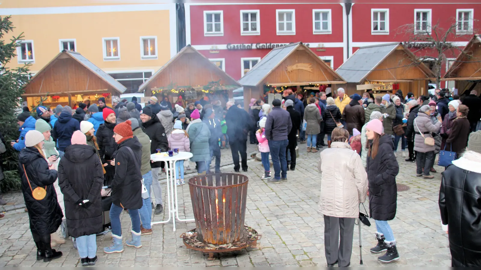 Viele Besucher beim Adventmarkt. (Bild: Johann Bauer)