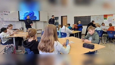 Eine Schulung im Umgang mit modernen Medien stand auf dem Stundenplan der Mittelschule Erbendorf. (Bild: Kristina Grünauer/exb)