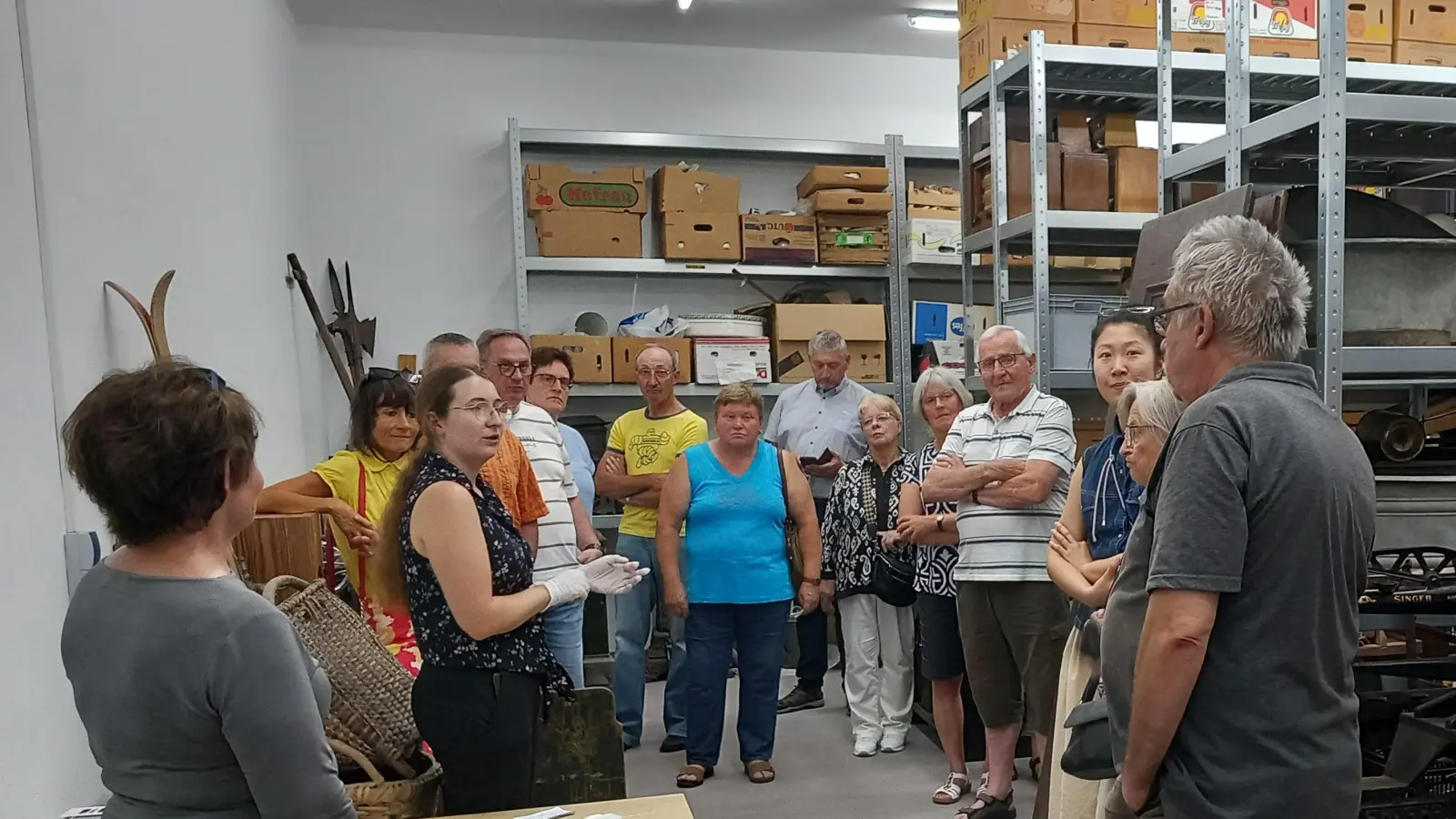 Franziska Beck führt durch das Depot des Stiftlandmuseums und vermittelt Einblicke in die vielfältigen Aufgaben eines Museums.  (Bild: Stefanie Schreiner)