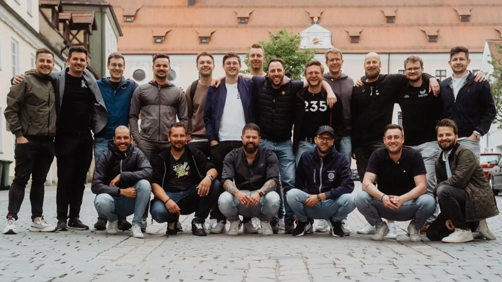 Gruppenfoto eines Teils der Mitglieder des Round Table 235 Amberg-Sulzbach (Bild: Dominik Lenz)