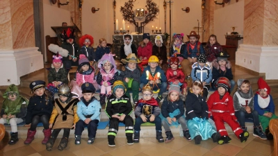 Mit bunten Masken feierten die Kinder Familiengottesdienst. (Bild: Josef Glas)