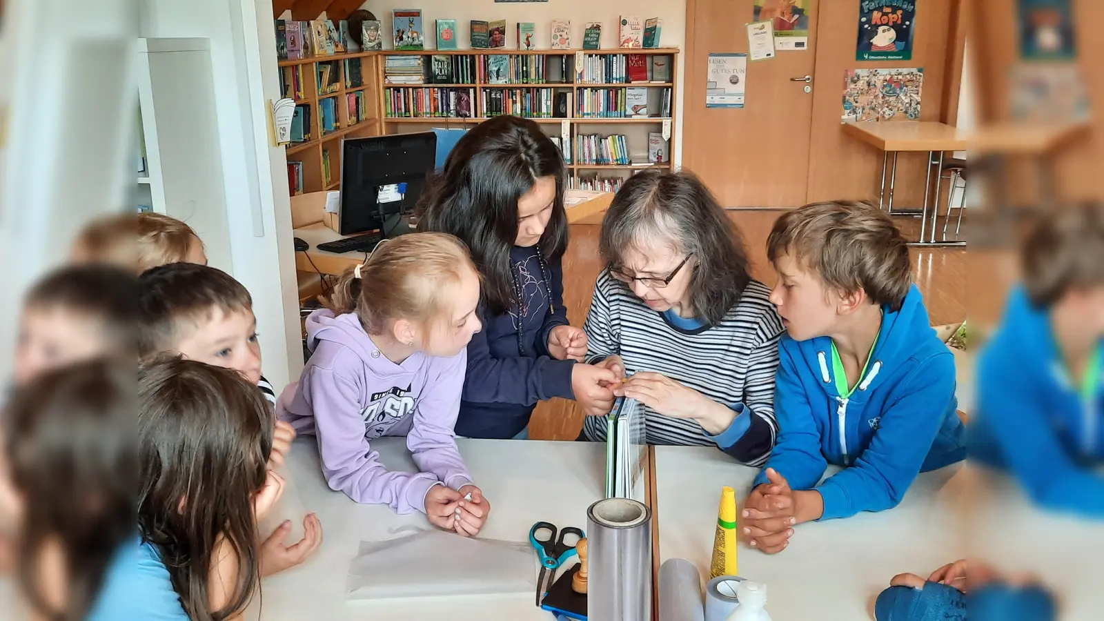 Die Schüler der beiden Kombiklassen 1/2 halfen Büchereileiterin Anita Reichenberger (Zweite von rechts) dabei, Bücher zu Büchereibüchern zu machen. Dazu musste unter anderem jeweils der Signaturaufkleber auf dem Buchrücken platziert werden.  (Bild: Grundschule Immenreuth/exb)