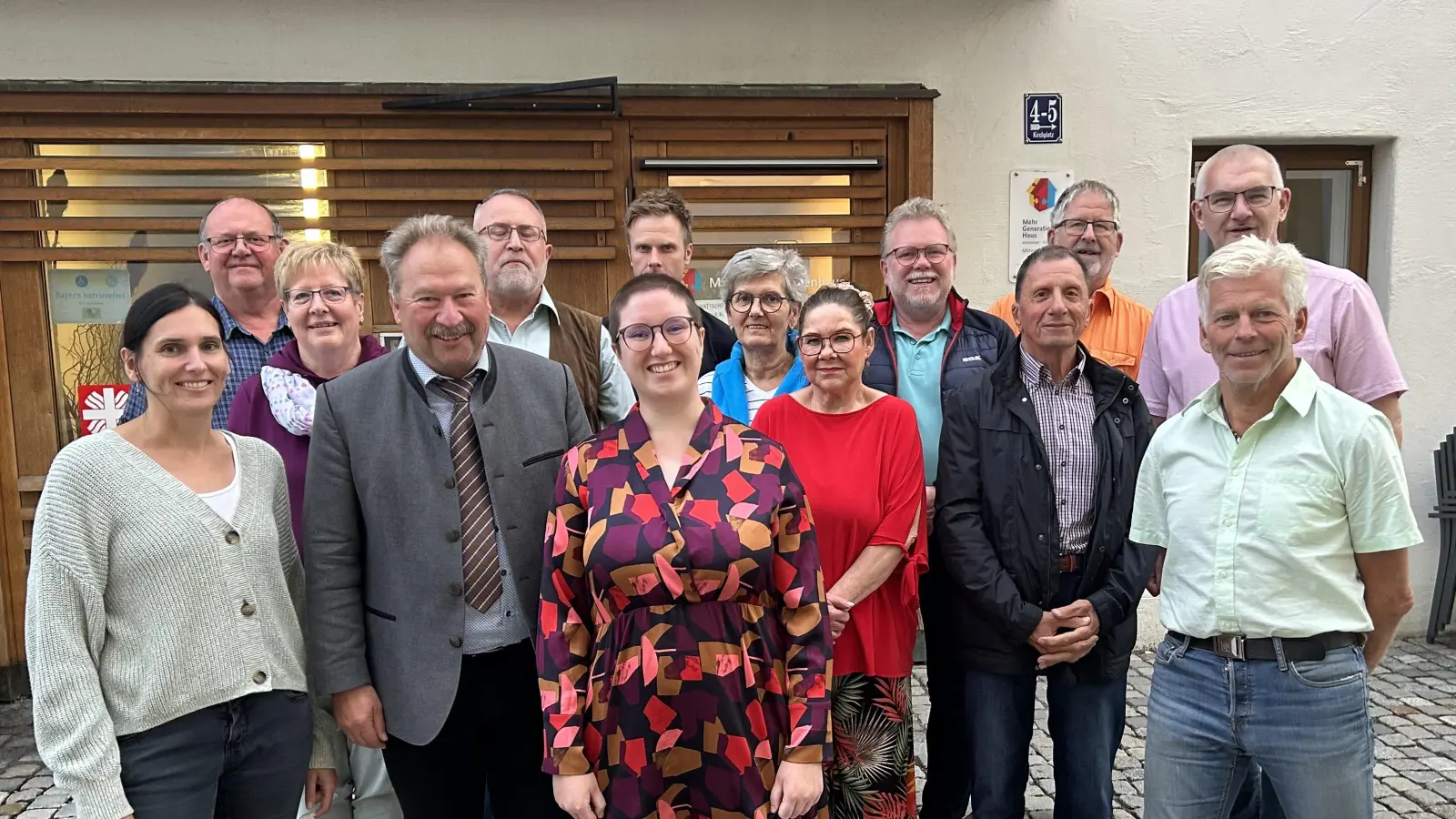 Die gesamte Vorstandschaft mit Organisationsteam. Erste von links: 2.Vorsitzende Andrea Lugert-Hoffmann, Vierter von links: 1. Vorsitzender Hans Brandl, vorne Mitte: Neumitglied und neue Schriftführerin Kristin Möbius, dahinter Kassier Matthias Dumler. Von rechts: 3. Vorsitzender Manfred Sommer, dahinter Uli Roth, SPD Kreistagsfraktionsvorsitzender Landkreis Tirschenreuth. <br> (Bild: Walter Wenisch)