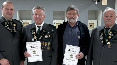 Vorsitzender Florian Traßl (links) und Zweiter Vorsitzender Karl Danzer (rechts) ehrten Günter Piontek (Zweiter von links) für 60 Jahre und Klaus Steinkohl für 40 Jahre Mitgliedschaft. (Bild: Heidi Schöpf/exb)