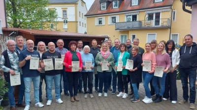 Die Siegermannschaften und die einzelnen Stadtmeister mit „Alle Neune”-Vorsitzendem Thomas Haberkorn (rechts), Sportwart Martin Rother (Zweiter von links) und Bürgermeister Franz Stahl (Achter von rechts) (Bild: SKC Alle Neune/exb)