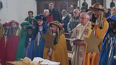 Auch heuer übernahmen es wieder die Ministranten als Sternsinger durch die Pfarrei zu ziehen. (Bild: lgc)