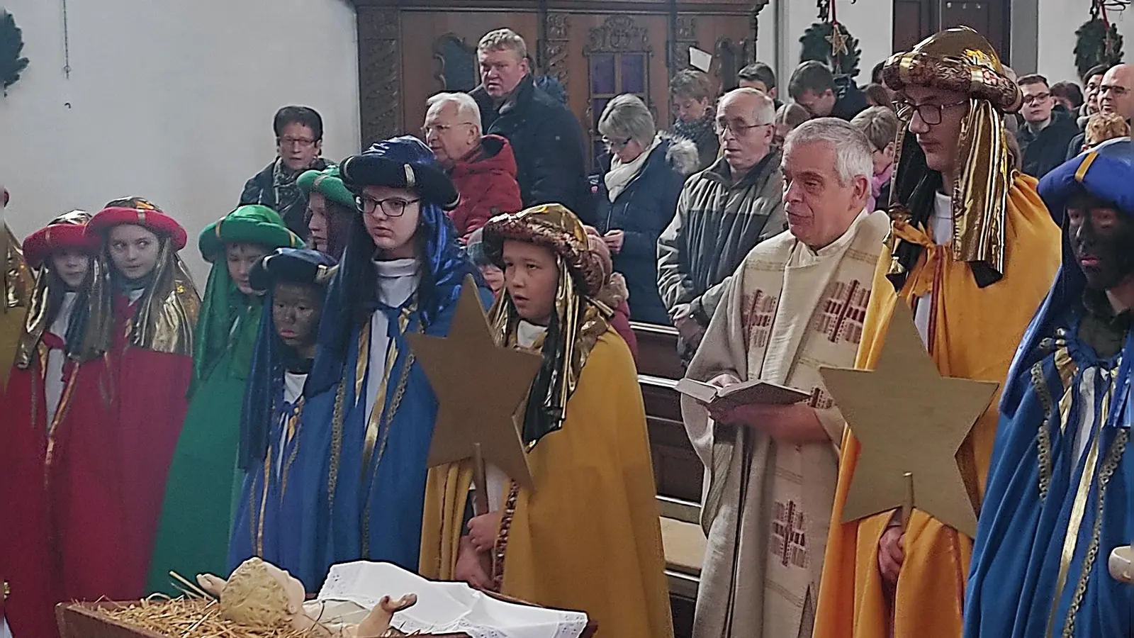 Auch heuer übernahmen es wieder die Ministranten als Sternsinger durch die Pfarrei zu ziehen. (Bild: lgc)