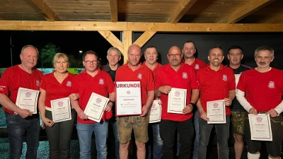 Der FC Bayernfanclub Oberviechtach ehrte seine Mitglieder zum Jubiläum für 25 Jahre und 30 Jahre Gründungsmitgliedschaft.  (Bild: Katja Süß)