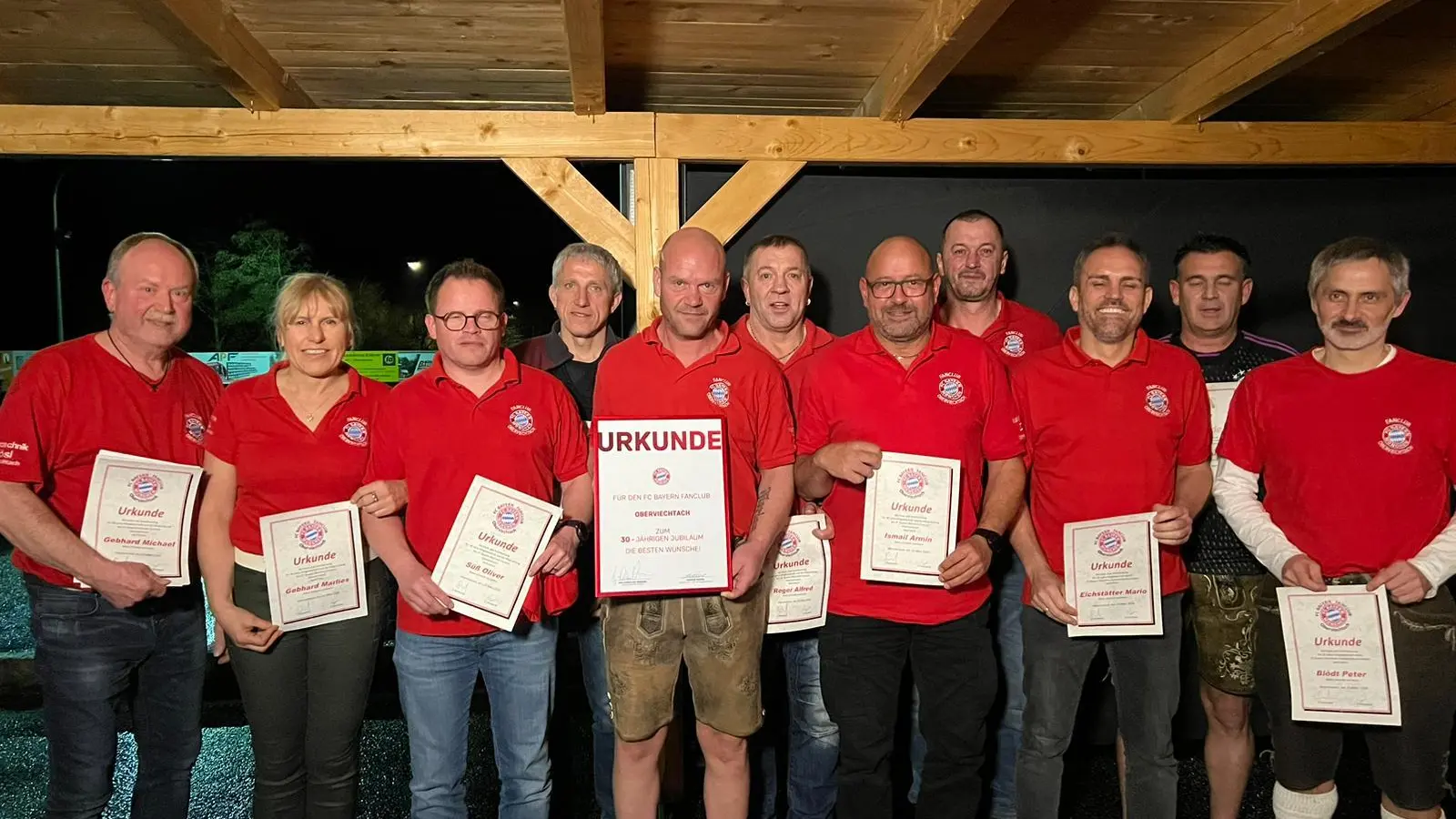 Der FC Bayernfanclub Oberviechtach ehrte seine Mitglieder zum Jubiläum für 25 Jahre und 30 Jahre Gründungsmitgliedschaft.  (Bild: Katja Süß)