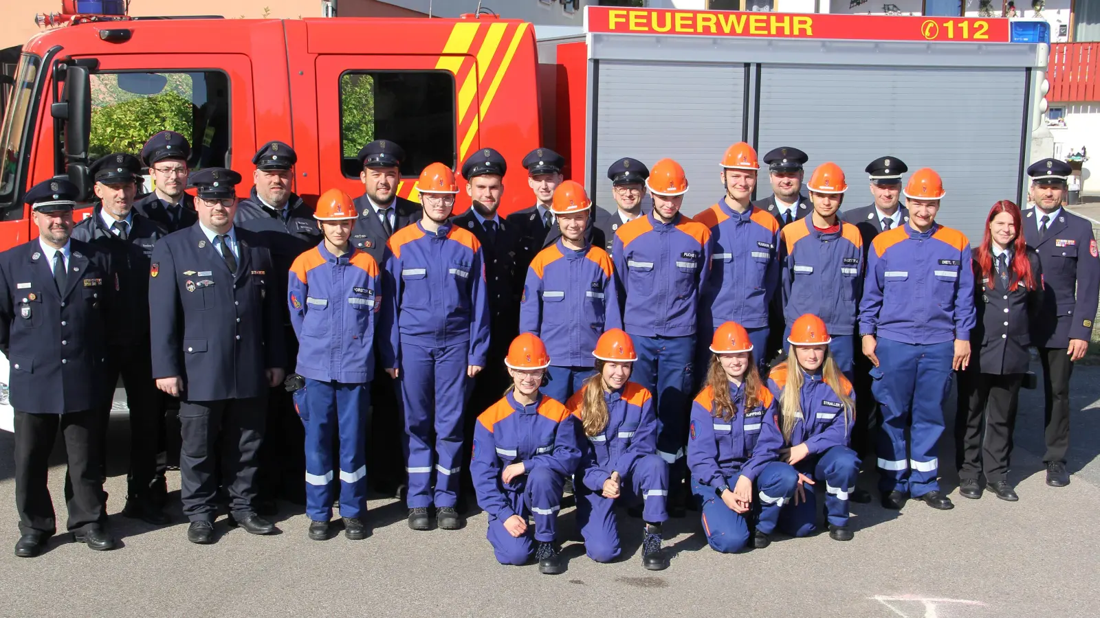 Freude bei den Feuerwehranwärtern nach bestandener Jugendleistungsprüfung. Im Bild die Jugendwarte und Betreuer sowie KBM Andreas Brandstätter (rechts) und Schiedsrichterin Melinda Guzvanj; links vorne Jugendwartsprecher Peter Reier sowie stv. Vorsitzender Kreisjugendfeuerwehr und Schiedsrichter Toni Seidl. (Bild: Josef Böhm)