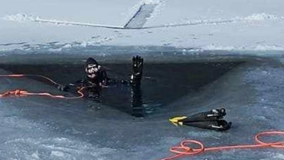 Eistauchen im Weißensee (Österreich), Im Bild Christian kurz vor dem Abtauchen. (Bild: Tom Neufeld)