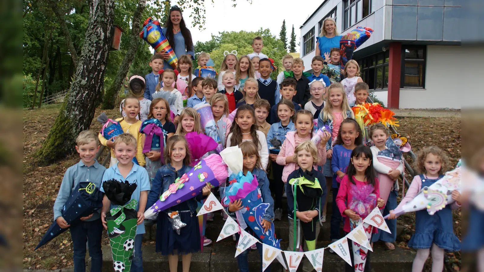 Klassen 1a und 1b mit ihren Lehrerinnen  (Bild: Gabriele Fischer)