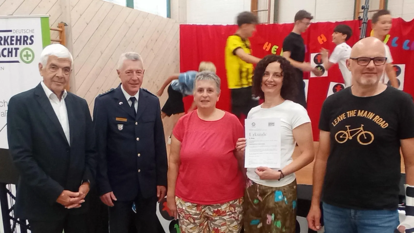 Ergotherapeut Thomas Ertel, Konrektorin Nadine Heldrich und Lehrerin Maria Birner (von rechts nach links) nahmen in Kempten stellvertretend für die Rupert-Egenberger-Schule den Förderpreis für innovative Verkehrserziehung entgegen. (Bild: Mariella Kramer)