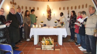 Dem weltlichen Erntedankfest ging der besondere Dank an den Schöpfer in der hell erleuchteten Marienkapelle mit einem Festgottesdienst voraus. Das Schlusslied „Großer Gott , wir loben dich” folgte. Zweiter von links: Mit dabei 2.Bürgermeister Johann Vornlocher sowie (3.von links) Landwirt Georg Straller, Vorsitzender der FFW Diebis. Vorne rechts: Seelsorger Sagai von der Pfarreiengemeinschaft Theuern, Ebermannsdorf und Pittersberg. (Bild: Michael Götz)