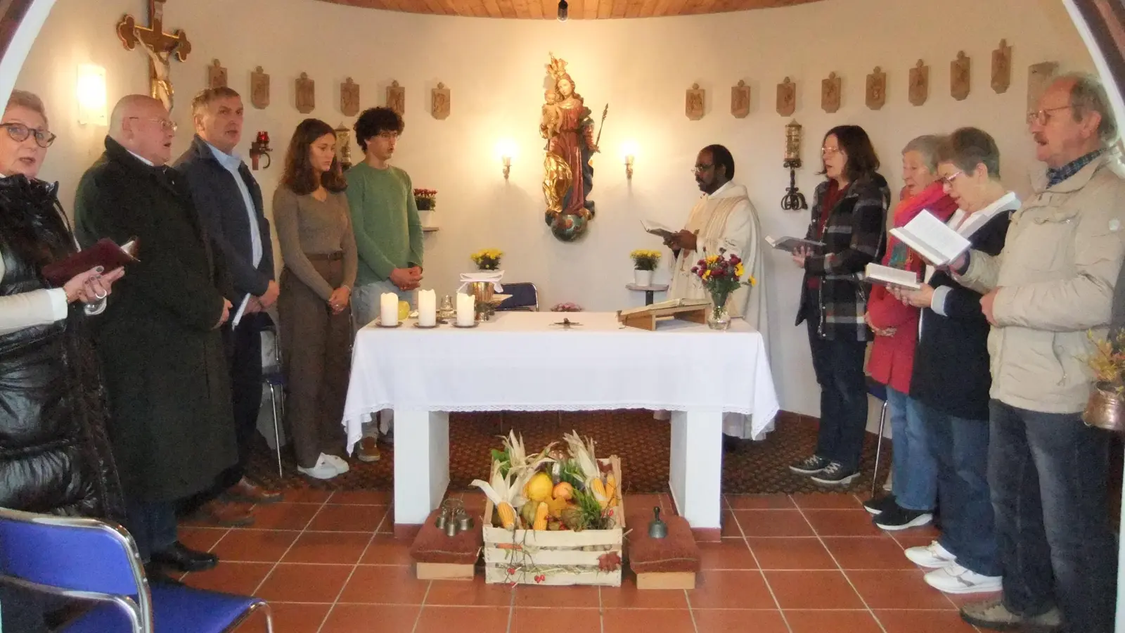 Dem weltlichen Erntedankfest ging der besondere Dank an den Schöpfer in der hell erleuchteten Marienkapelle mit einem Festgottesdienst voraus. Das Schlusslied „Großer Gott , wir loben dich” folgte. Zweiter von links: Mit dabei 2.Bürgermeister Johann Vornlocher sowie (3.von links) Landwirt Georg Straller, Vorsitzender der FFW Diebis. Vorne rechts: Seelsorger Sagai von der Pfarreiengemeinschaft Theuern, Ebermannsdorf und Pittersberg. (Bild: Michael Götz)