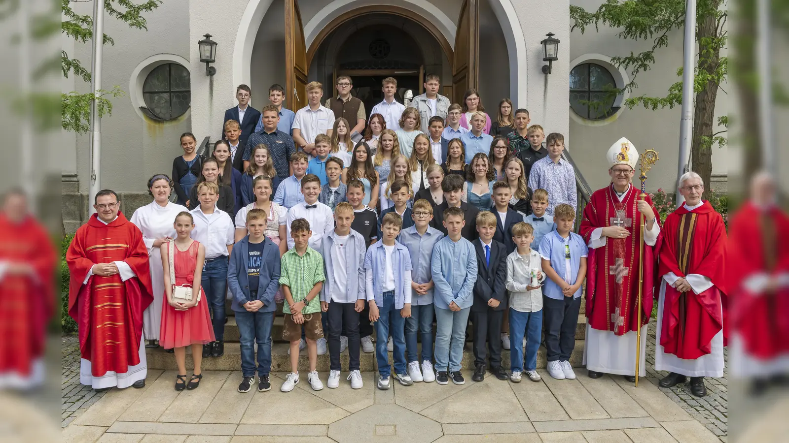 Weihbischof Dr. Josef Graf, Stadtpfarrer Konrad Amschl, Pastoralreferentin Maria Wagner und Pater Klaus Kniffki mit den 53 Firmlingen der Pfarreiengemeinschaft.<br> (Bild: Wolfgang Schwamberger/exb)