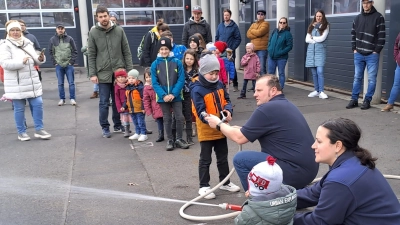 Die „Youngsters” des Fichtelgebirgsvereins Waldershof besuchten die Feuerwehr Marktredwitz. (Bild: FGV Waldershof/exb)