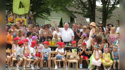 Gute Laune pur bei Peter Gold (mit weißem Hemd), Stadtrat Vinzenz Rahn (rechts daneben), Silvia Markowski und Georg Flierl (sitzend neben Peter Gold) sowie den vielen Kindern und Eltern beim Familienfest des Kinderhauses. (Bild: Stadt Tirschenreuth/exb)