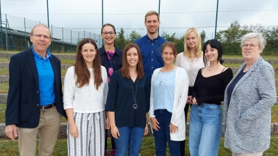 Schulleiter Ludwig Pfeiffer (links) und seine ständige Stellvertreterin Dr. Christine Paschen (rechts) begrüßten die neuen Lehrkräfte dieses Schuljahrs am Ortenburg-Gymnasium. Ab Zweite von links Rebecca Daiminger, Marina Lohrer, Carolin Irlbacher, Maximilian Scholler, Nadine Schwarz-Lohmann, Dr. Stefanie Kleierl, Hilal Cobankara.  (Bild: Georg Lang)