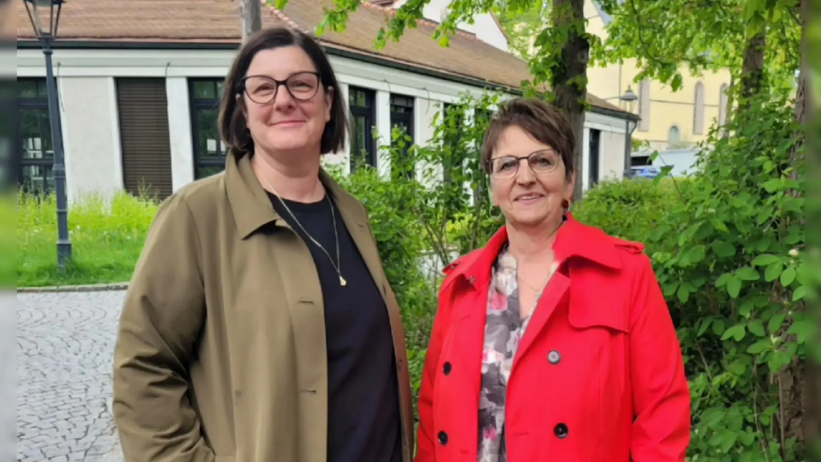 Zeit schenken. Familien stärken. Sinn erleben. Unter diesem Motto steht die Arbeit der Familienpatinnen und Familienpaten. Koordiniert werden die Ehrenamtlichen von Michaela Küster (links) und Andrea Fabry (rechts) von der EJF. <br> (Bild: Jennifer Brodmerkel)
