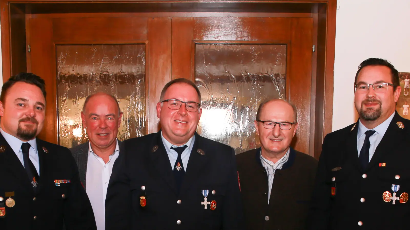 Vorsitzender Christopher Richter, (von links), Bürgermeister Roland Strehl, Markus Schöner, Dritter Bürgermeister Hubert Blödt und Kommandant Alwin Holzner. (Bild: egl)