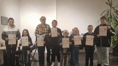 Schüler der Musikschule VierStädtedreieck erhalten Junior 1 Abzeichen. (Bild: Hartmut Gebelein)