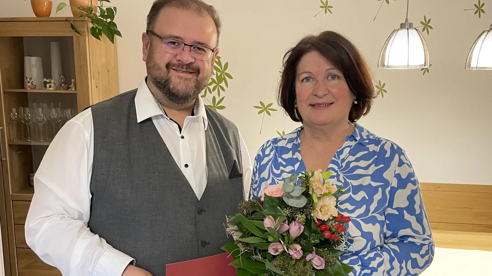 Bürgermeister Hans Walter dankt Elisabeth Streng für ihren ehrenamtlichen Einsatz. (Bild: Carolin Böckl)