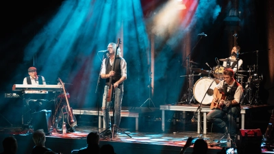HUEBNOTIX mit Rock History Unplugged am 18. Oktober 2025 in Marktredwitz. (Bild: Luka Popp)