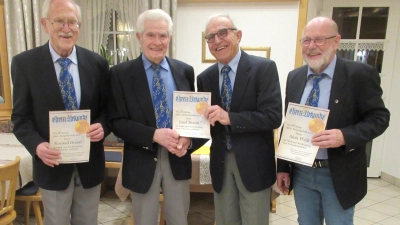 Seit 70 Jahren singen Josef Braun (2. von links), seit 60 Jahren Konrad Braun (links) und seit 40 Jahren Alois Weiß (rechts) mit. Dazu gratulierte Vorsitzender Kosmas Pflaum.  (Bild: Otto Betzl )