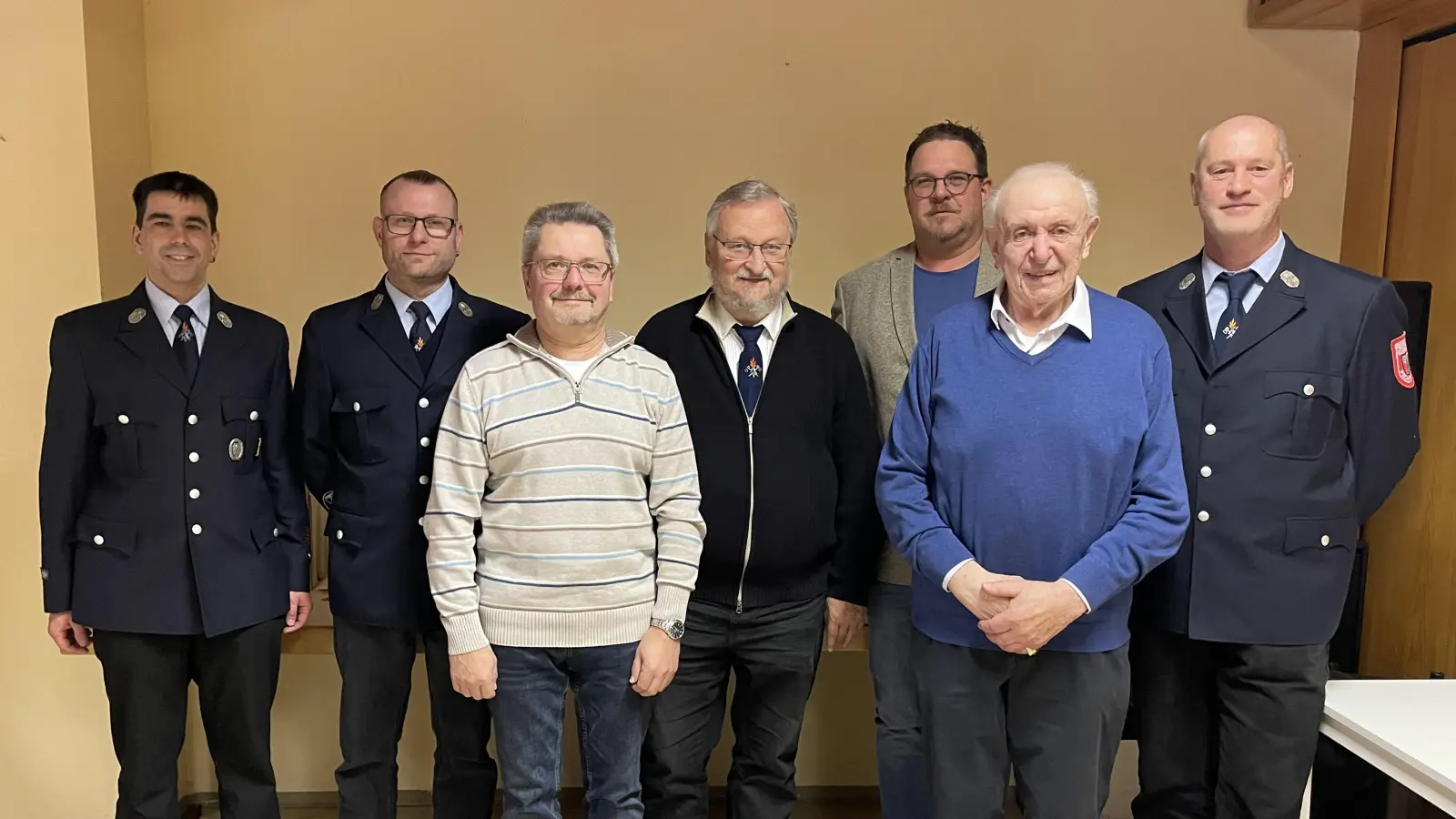 Zum Bild von links: 2. Kommandant Stefan Baier, 1. Kommandant Mario Schulze, Kunibert Reiß und Reinhard Bruckner, Bürgermeister Stephan Schübel, Manfred Köstler und erster Vorsitzender Thomas Döhler. (Bild: Ute Döhler)