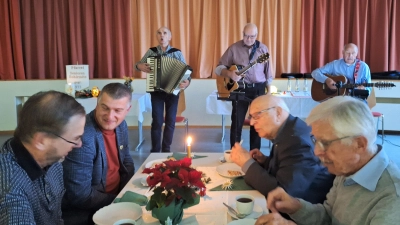 Pfarrer Thomas Stohldreier, Bürgermeister von Pirk, Dietmar Schaller, Pfarrer Andreas Hanauer, Klaus Schmalzreich, dahinter die Viertakter  (Bild: Alfred Wulfänger)