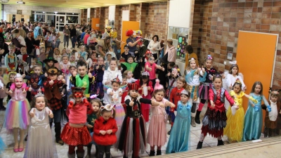 Beim Kinderfasching in Schmidgaden tanzen die kleinen Maschkerer ausgelassen. (Bild: Anita Ries/exb)