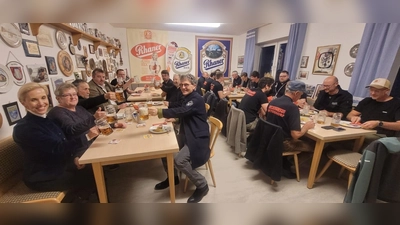 Bierprobe im Rhaner Bräustüberl. (Bild: Armin Ebnet)