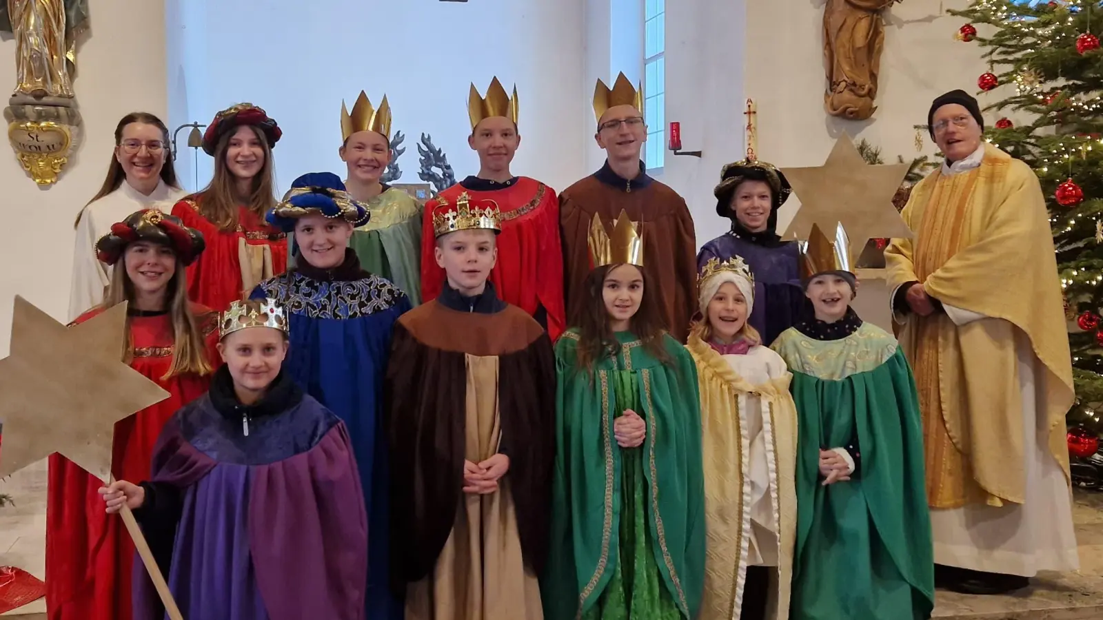 Geschafft: nach der Sternsinger-Aktion kamen alle Könige zum gemeinsamen Gottesdienst in die Kirche. (Bild: Jörg Frenzel)