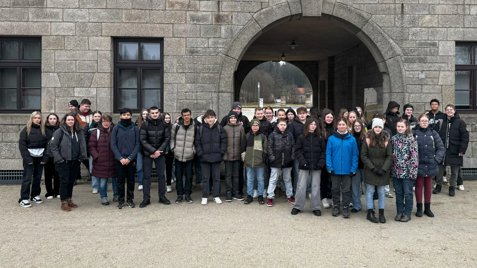 Im Rahmen des Geschichtsunterrichts besuchten die Schülerinnen und Schüler der achten Jahrgangsstufe der Doktor-Eisenbarth-Mittelschule die KZ-Gedenkstätte Flossenbürg. Im Vorfeld der Exkursion setzten sich die Jugendlichen intensiv mit dem menschenverachtenden Dritten Reich und dem Holocaust auseinander.  (Bild: Thomas Aumann)