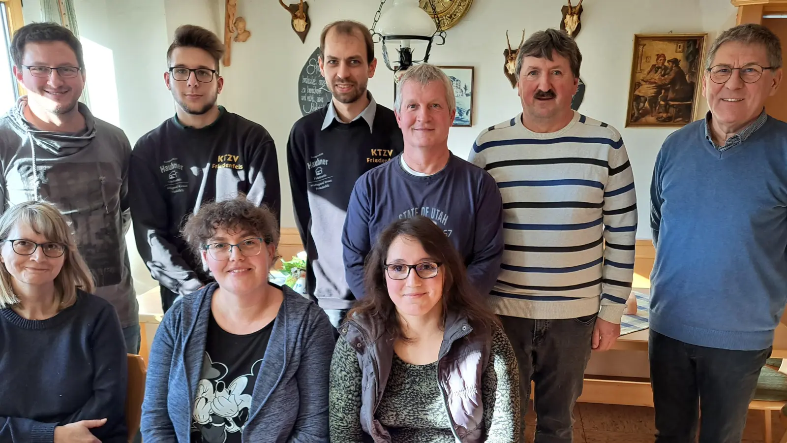 Wahlen beim Kleintierzuchtverein: Im Bild (vorne von links) Annett Zimmermann, Ramona Tretter, Nadja Dostler, (hinten von links) Andreas Hendl, Simon Hausknecht, Thomas Kraus jun., Jürgen Krüger, Helmut Dostler und Bürgermeister Oskar Schuster.  (Bild: Josef Hanauer/exb)